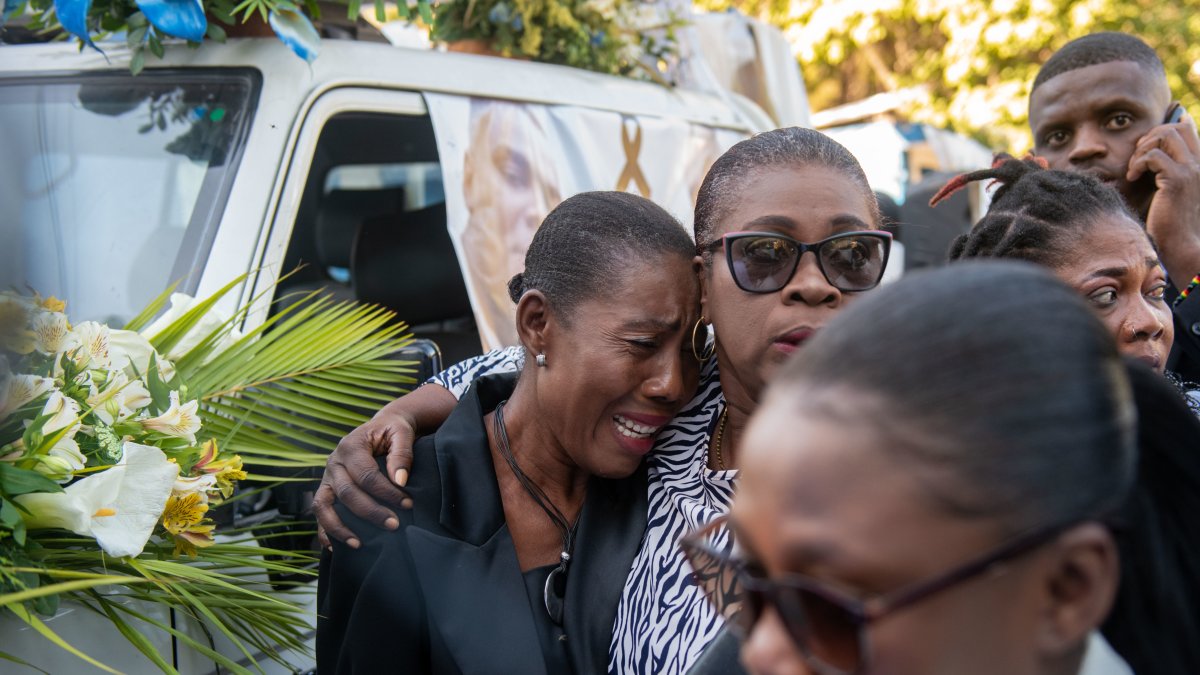 Familiares y conocidos despiden a tres de los catorce policías asesinados en las dos ultimas semanas por bandas armadas, hoy en su funeral, en Puerto Príncipe (Haití). EFE/ Johnson Sabin