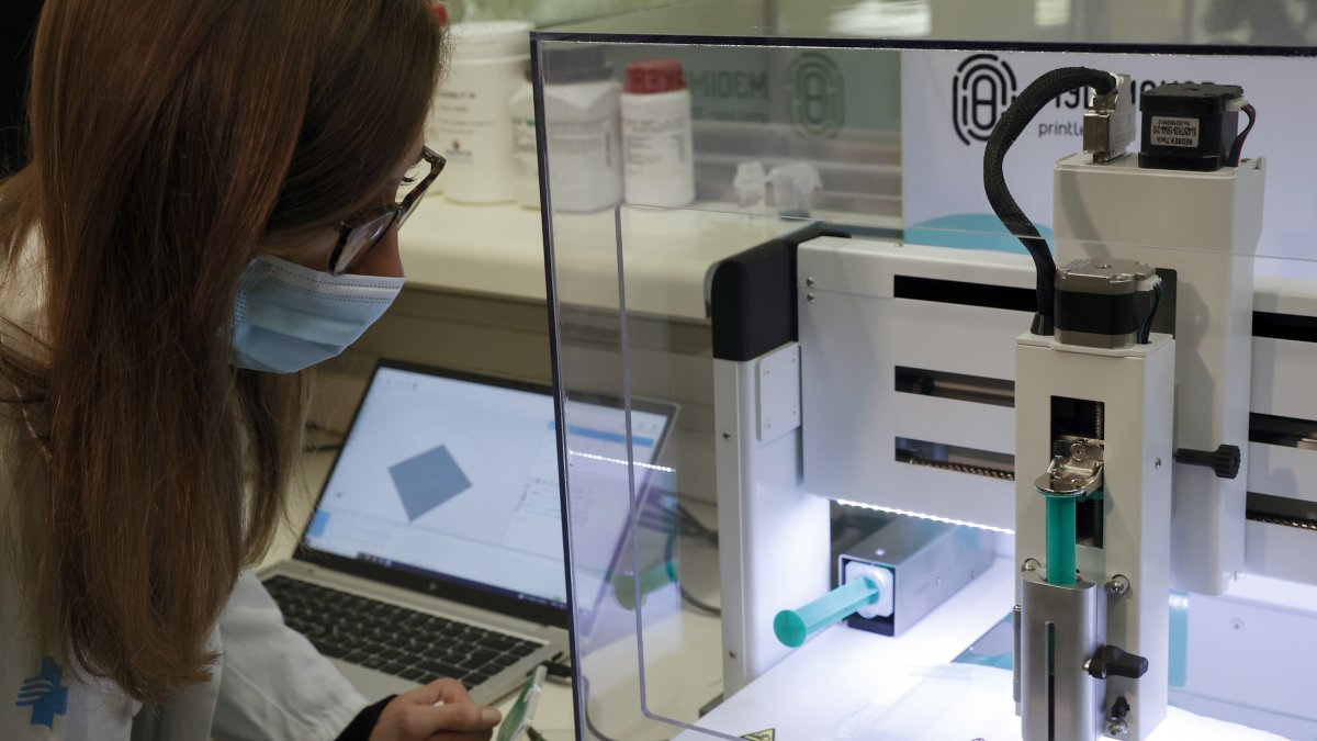 Este sistema permite elaborar medicamentos con dosis del principio activo personalizadas a cada niño y evita posibles errores en la administración.