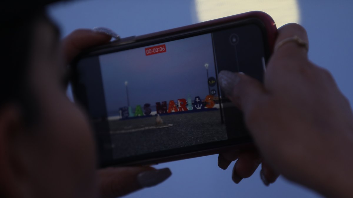 Acto. Una mujer toma un vídeo que promoverá en sus redes sociales.