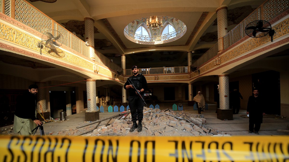 Un policía paquistaní monta guardia en el interior de una mezquita, este martes en Peshawar, tras un ataque suicida en la víspera. EFE/EPA/ARSHAD ARBAB