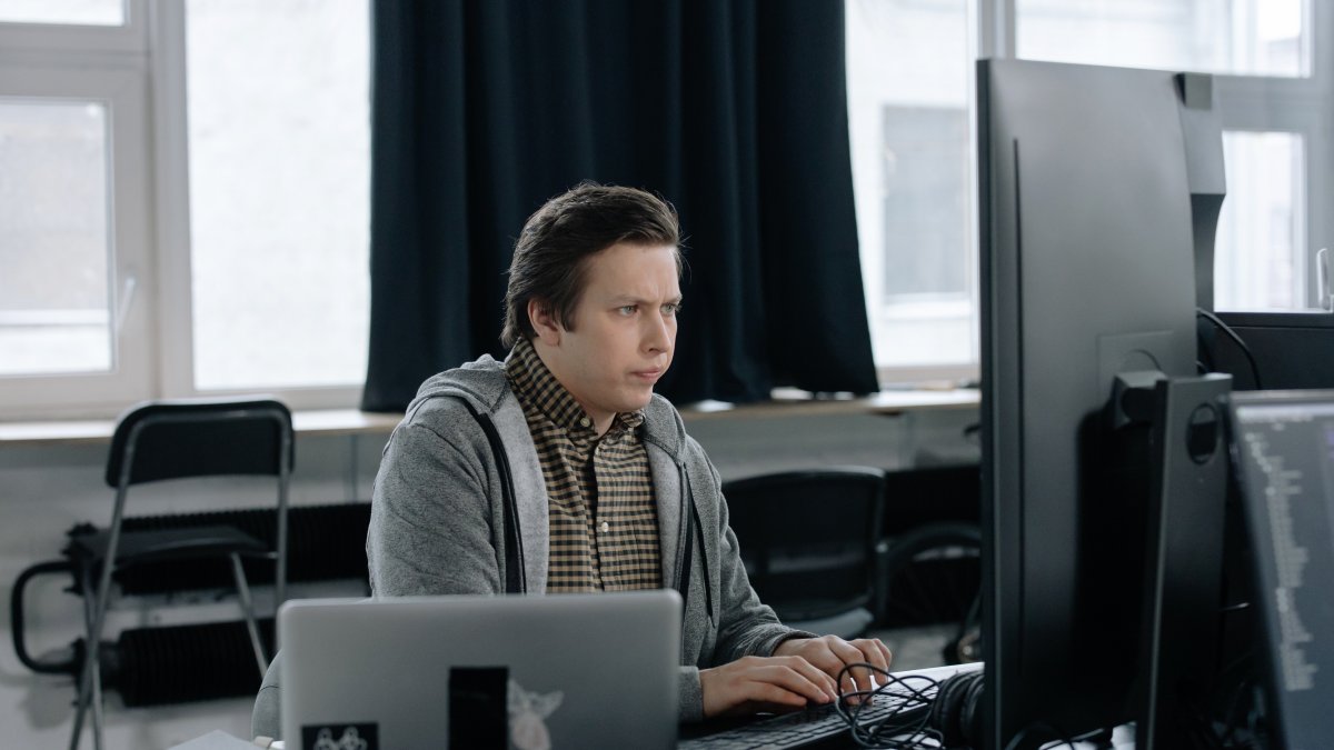 Avance. Un hombre revisa  información en un sitio web.