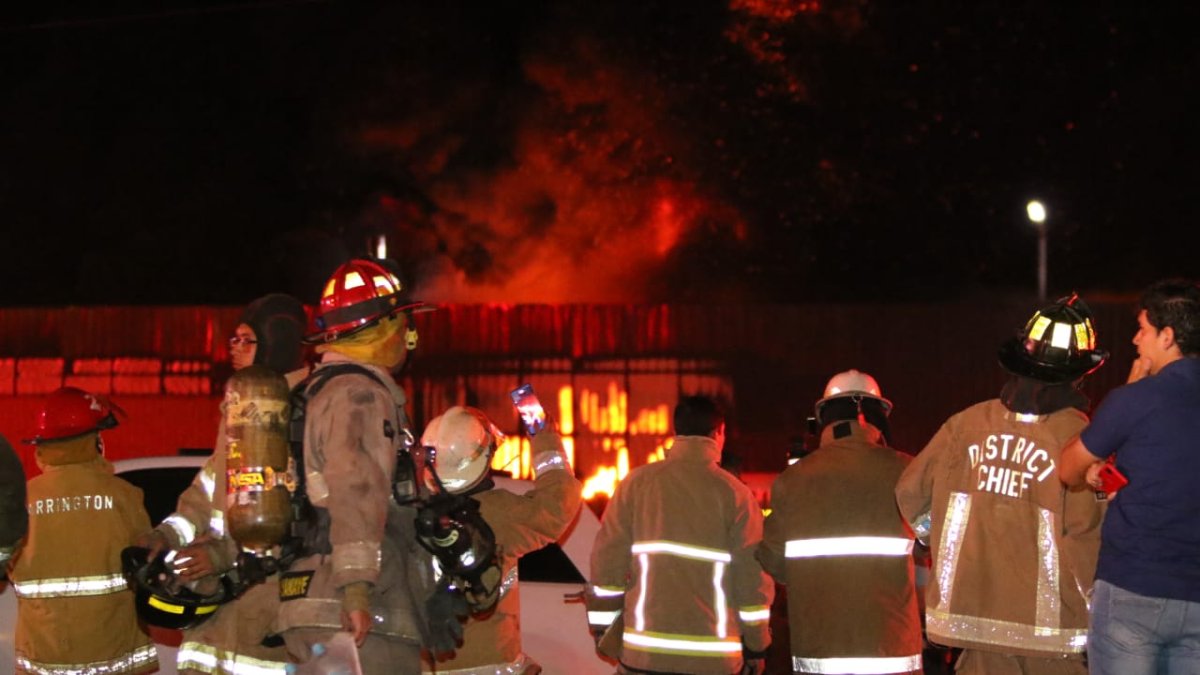 A la emergencia llegaron unidades de Bomberos de varios cantones del Guayas.
