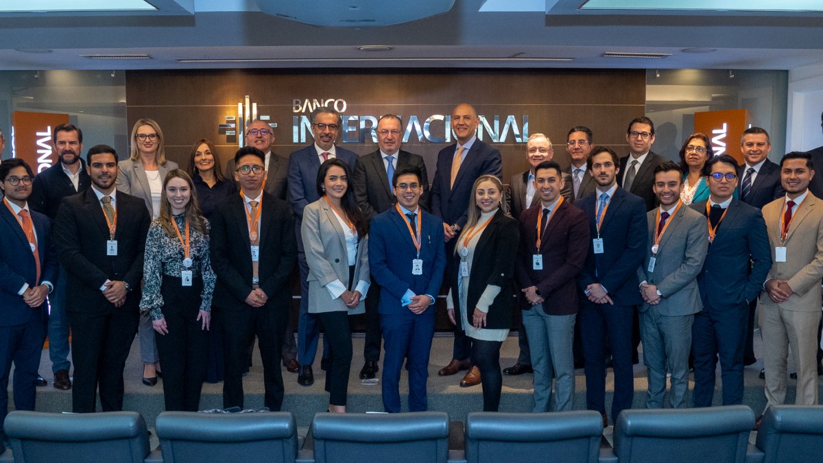 Directivos de Banco Internacional junto a los jóvenes seleccionados.