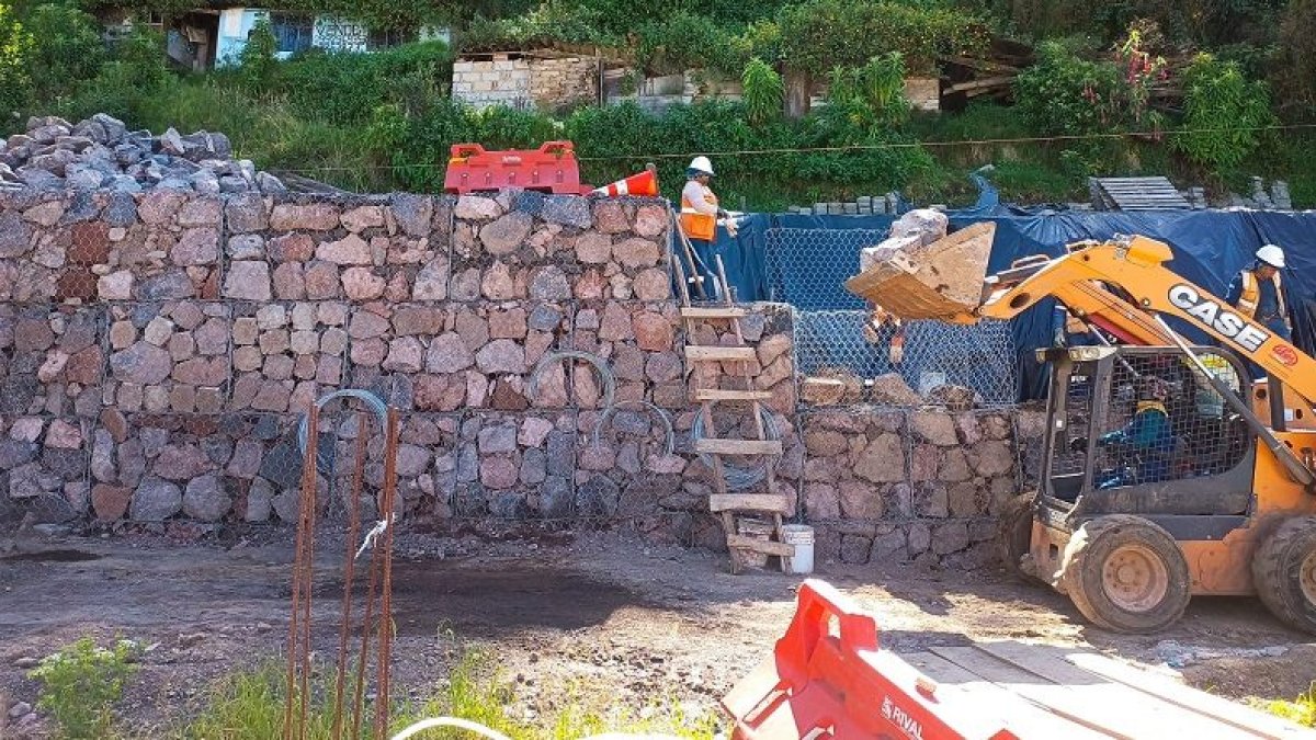 Tarea. Maquinaria y trabajadores de la Empresa de Movilidad durante la realización de las obras.