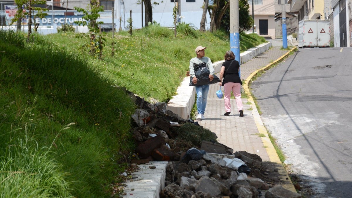 Material. En una acera permanece material pétreo que impide el libre paso de los vecinos.