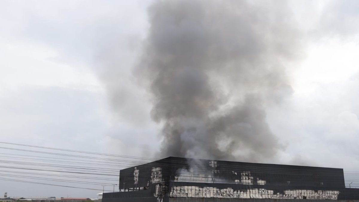 Aunque todavía se observa humo saliendo de la bodega, el incendio está prácticamente controlado