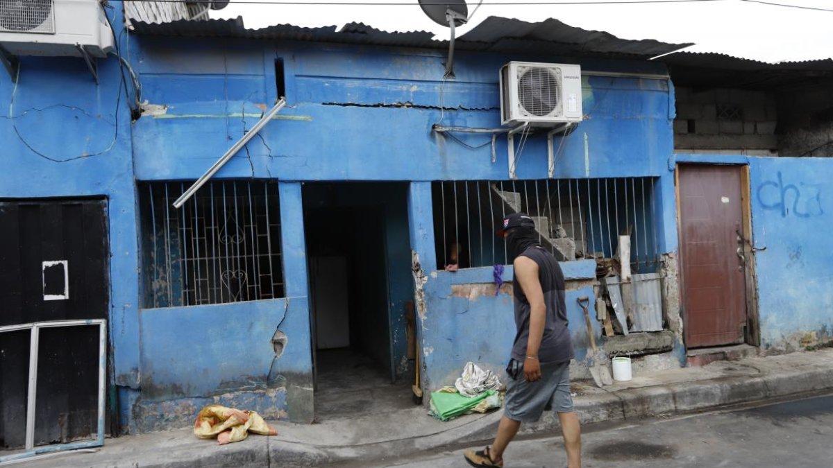 La estructura de la casa quedó débil. Se formaron varias fisuras y la puerta se salió