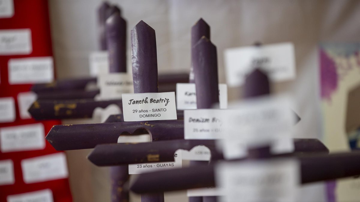 Vista de cruces con nombres de víctimas de feminicidio durante una rueda de prensa de la Asociación Latinoamericana para el Desarrollo Alternativo (ALDEA), en Quito (Ecuador).