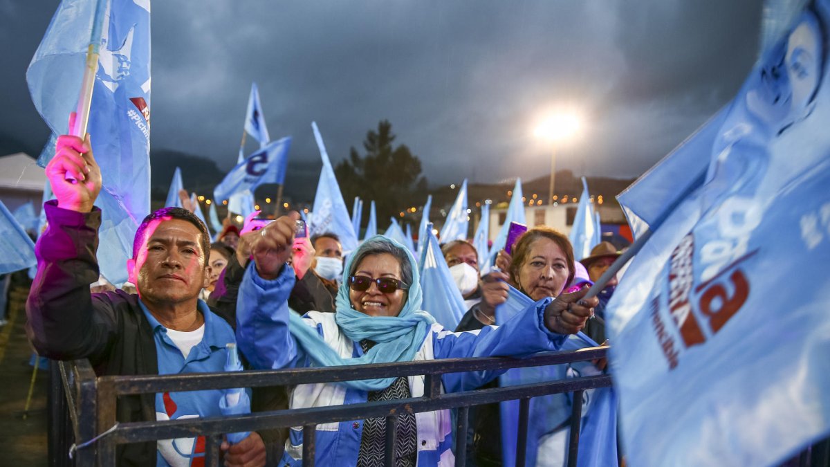 Ciudadanos participan en los diferentes cierres de campaña electoral.