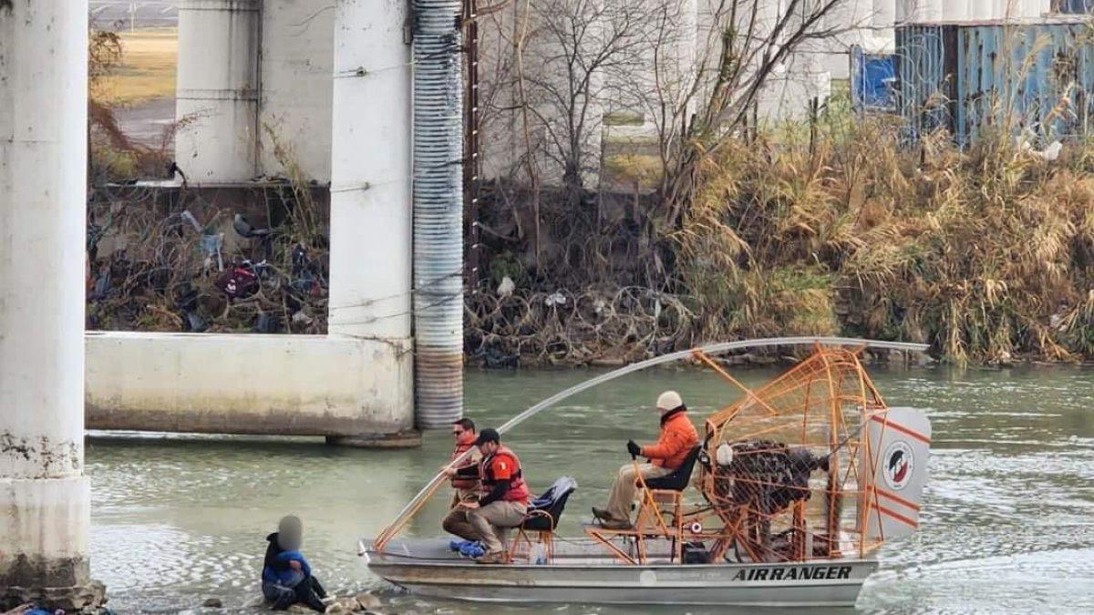 El personal del Instituto Nacional de Migración de México durante la operación de rescate en el río Bravo.