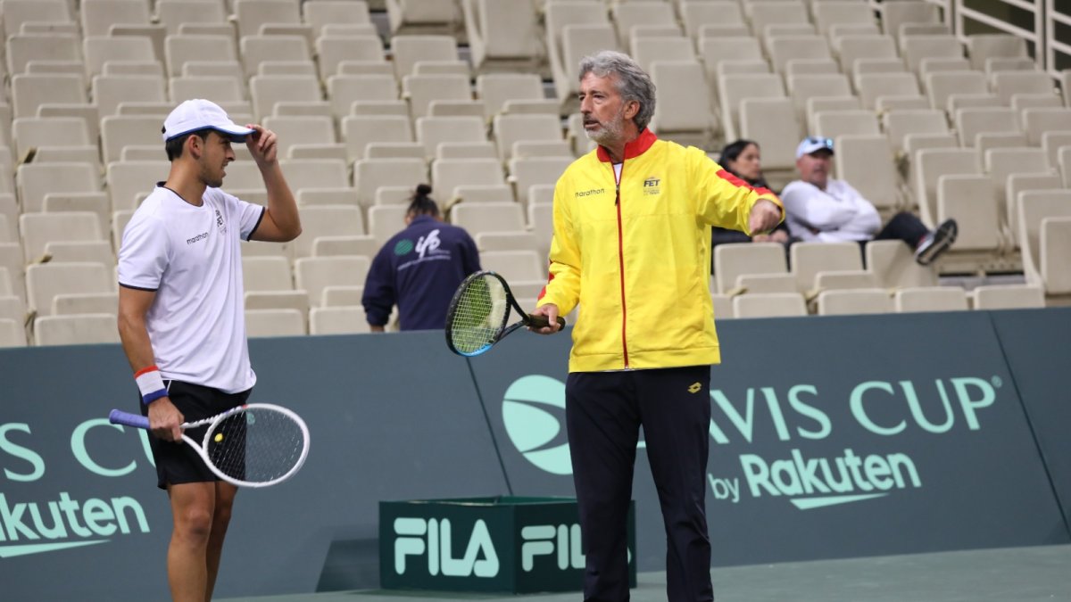 Andrés Alvarado (i), parte de la nómina tricolor para jugar una Copa Davis, recibe instrucciones del capitán ecuatoriano Raúl Viver en territorio griego.