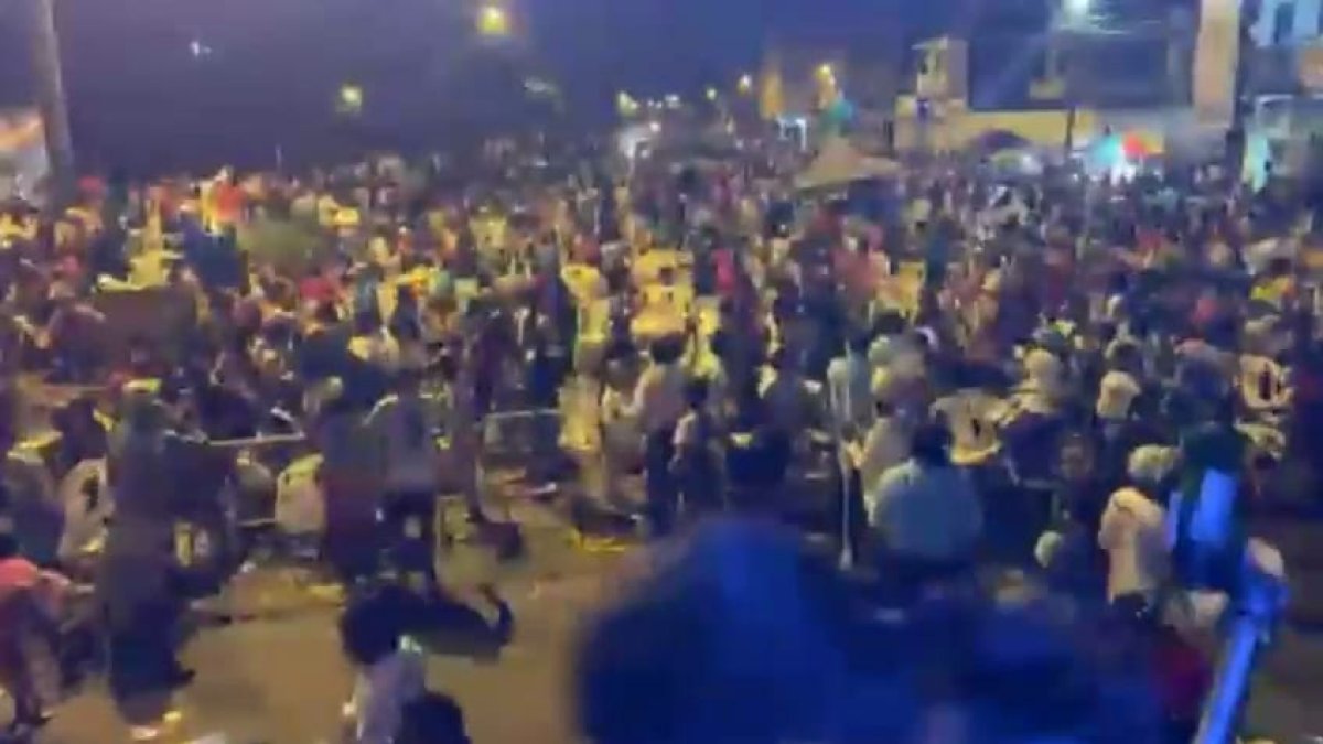 Luego de las supuestas detonaciones, los asistentes del evento corrieronen distintas direcciones debido al temor de que fuera una bala perdida. Captura de vídeo