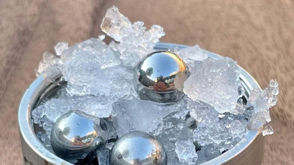 Un recipiente a -200 grados y unas bolas de acero para fresar el hielo normal son parte del equipo usado para lograr el MDA.