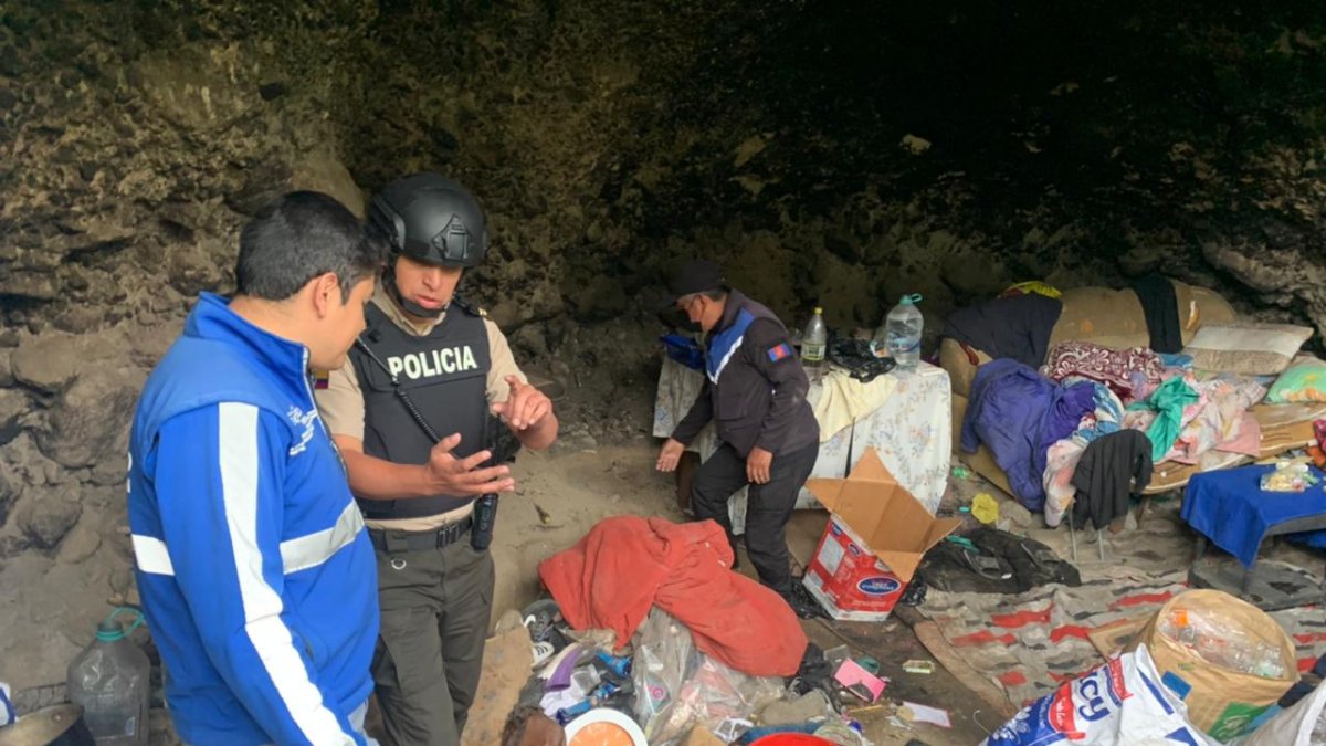 En la operación se encontró todo tipo de objetos, incluyendo armas blancas, licor y sustancias ilícitas.