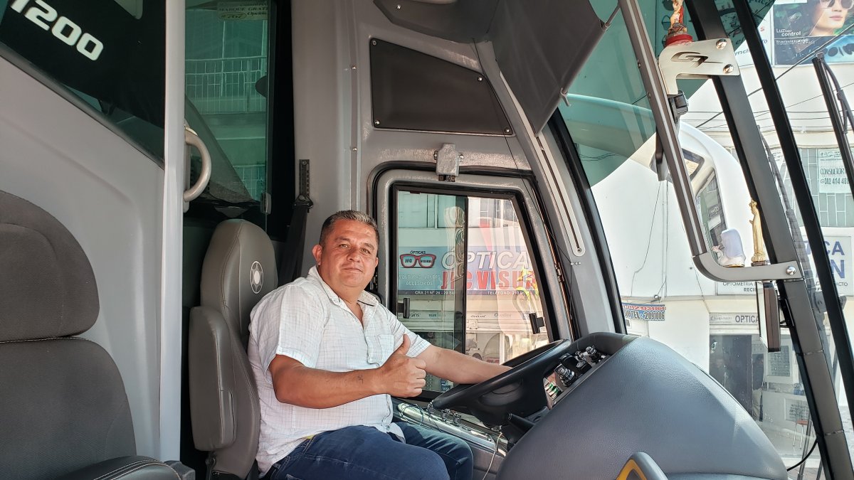 Walter Osma es quien maneja el bus de la selección ecuatoriana sub-20.