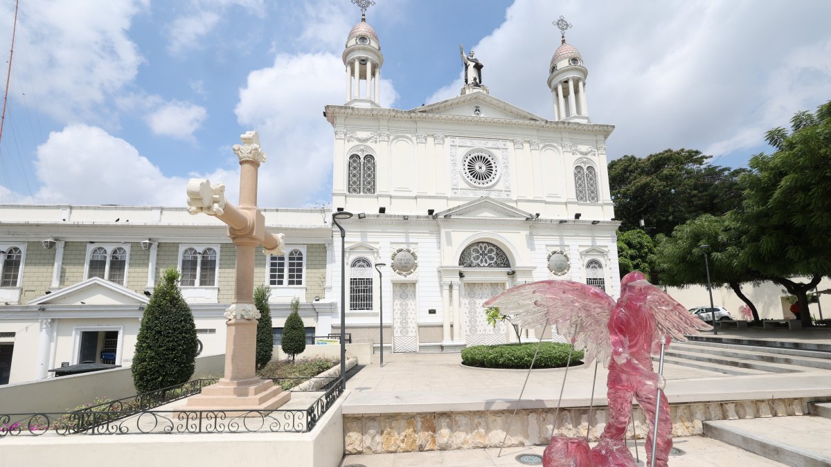 Iglesia. En la ruta se incluye la iglesia de Santo Domingo de Guzmán o San Vicente fue la primera iglesia católica de la Ciudad Vieja.