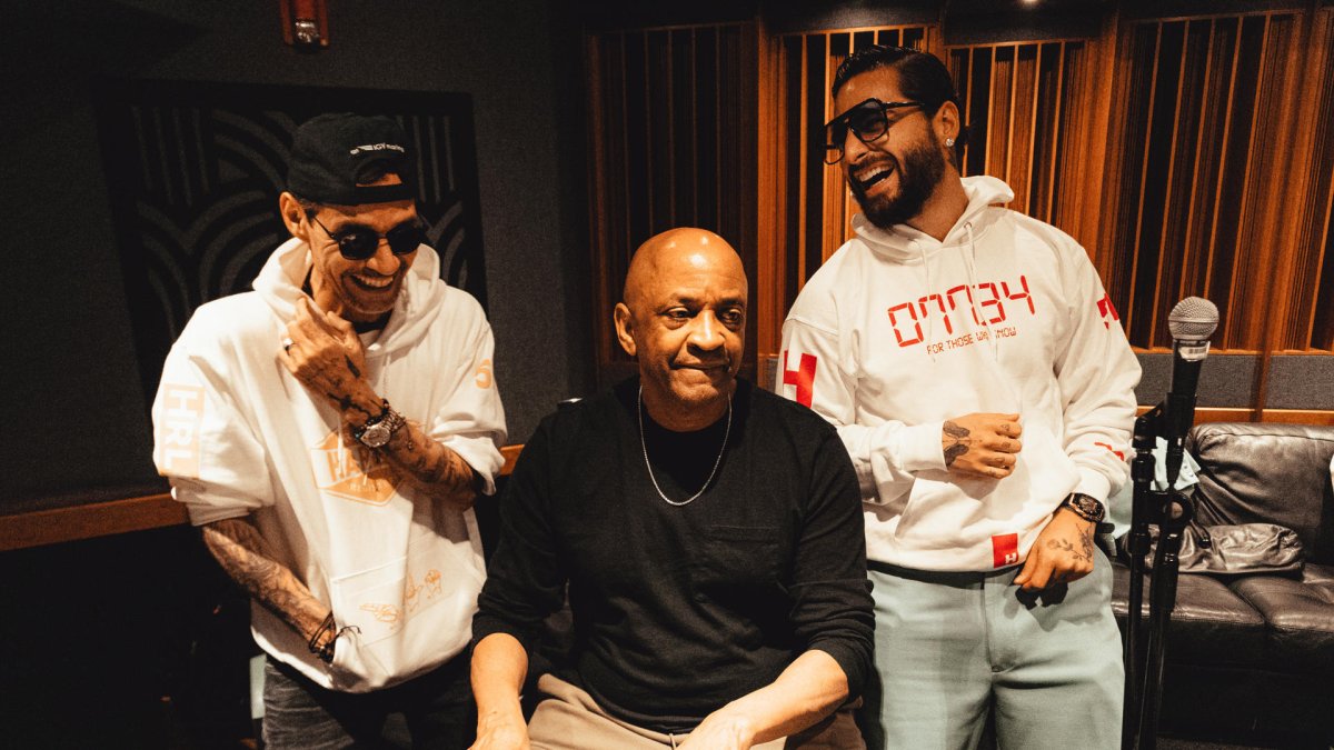 Fotografía cedida por Paola España Press que muestra a Maluma y a Mark Anthony mientras trabajan en una colaboración en los estudios The Hit Factory de Miami (Estados Unidos).