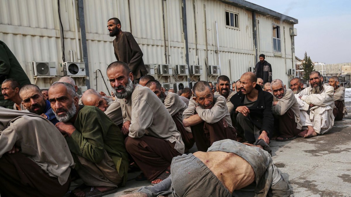 El suministro ilimitado de drogas baratas, en un país que satisface el 80 % de la demanda mundial de opio, empujan a miles de personas en Afganistán a una drogadicción . 