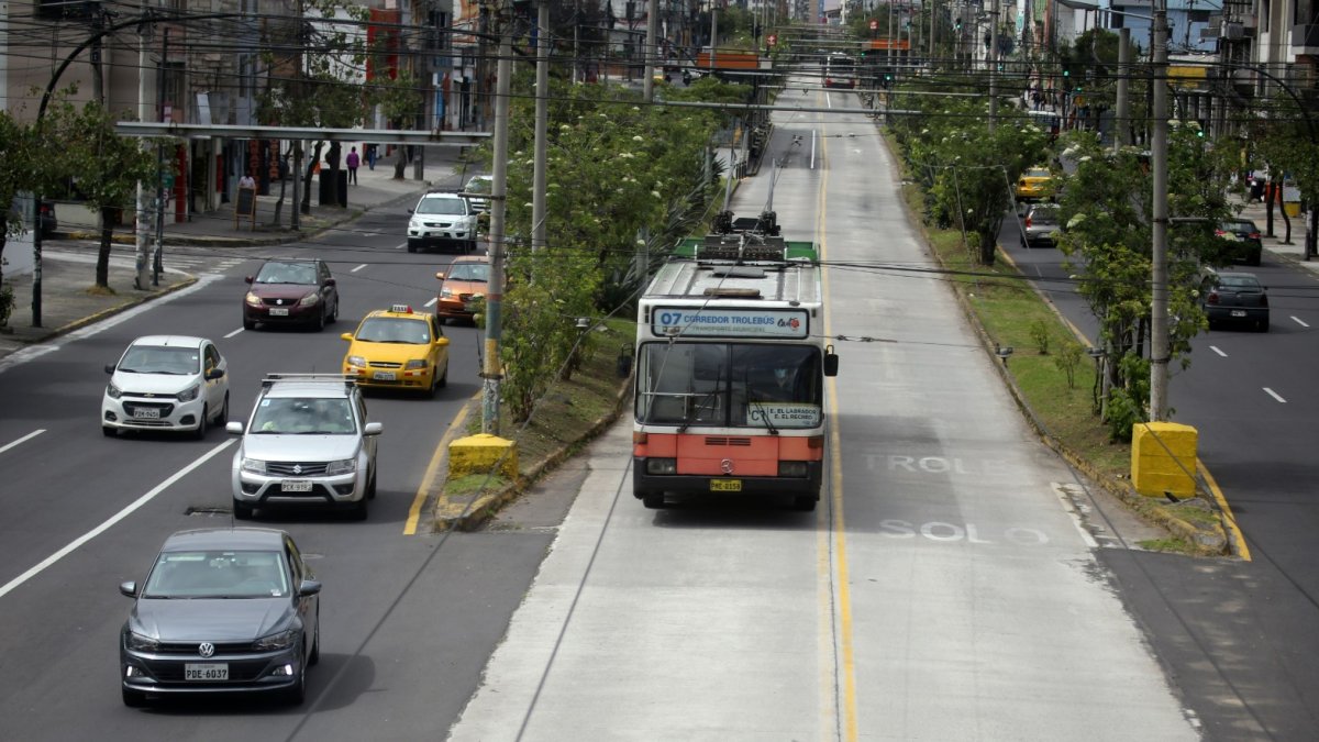 Transporte. Los biarticulados pueden llevar 250 pasajeros. El pasaje se mantiene en 35 centavos.
