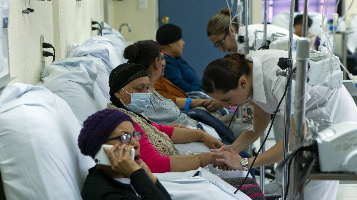 Foto de archivo. Personal de salud atendiendo a pacientes con cáncer en un hospital de especialidades en la ciudad de Guadalajara, en Jalisco (México). EFE/Carlos Zepeda