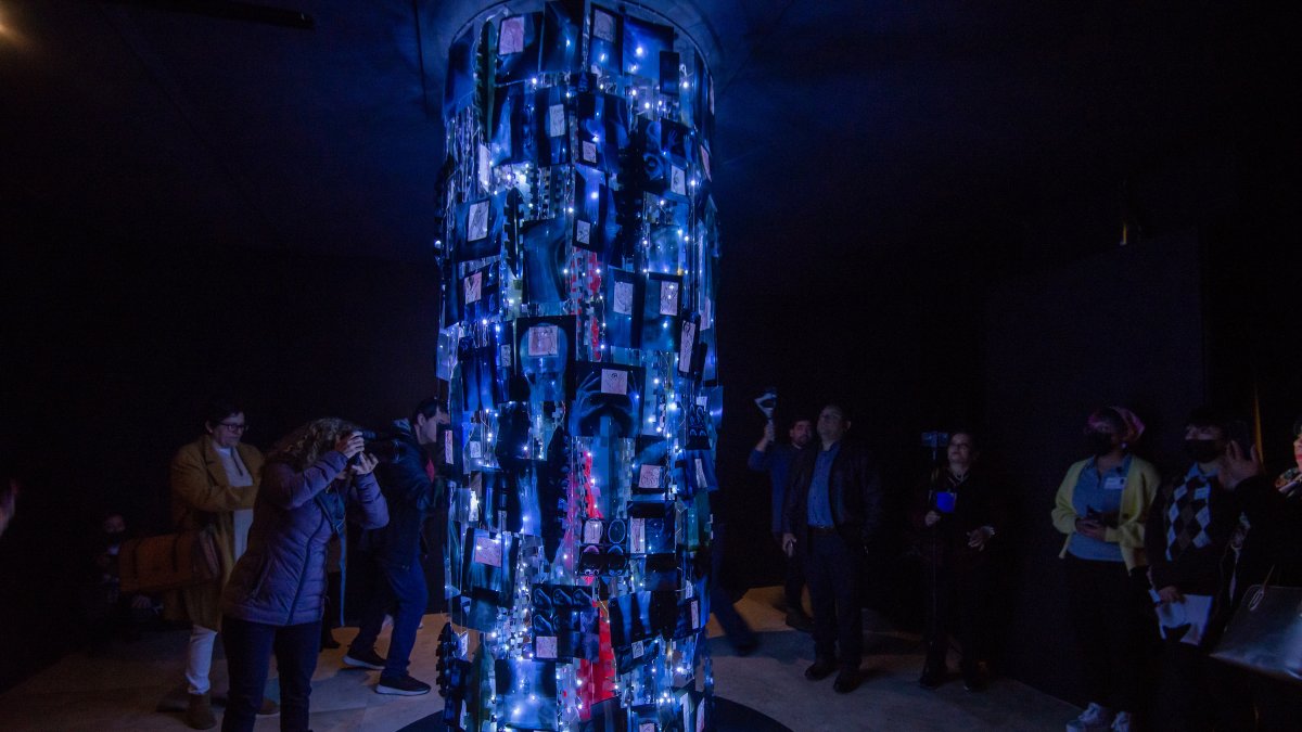 Monterrey. Varias personas revisan los detalles de la escultura.