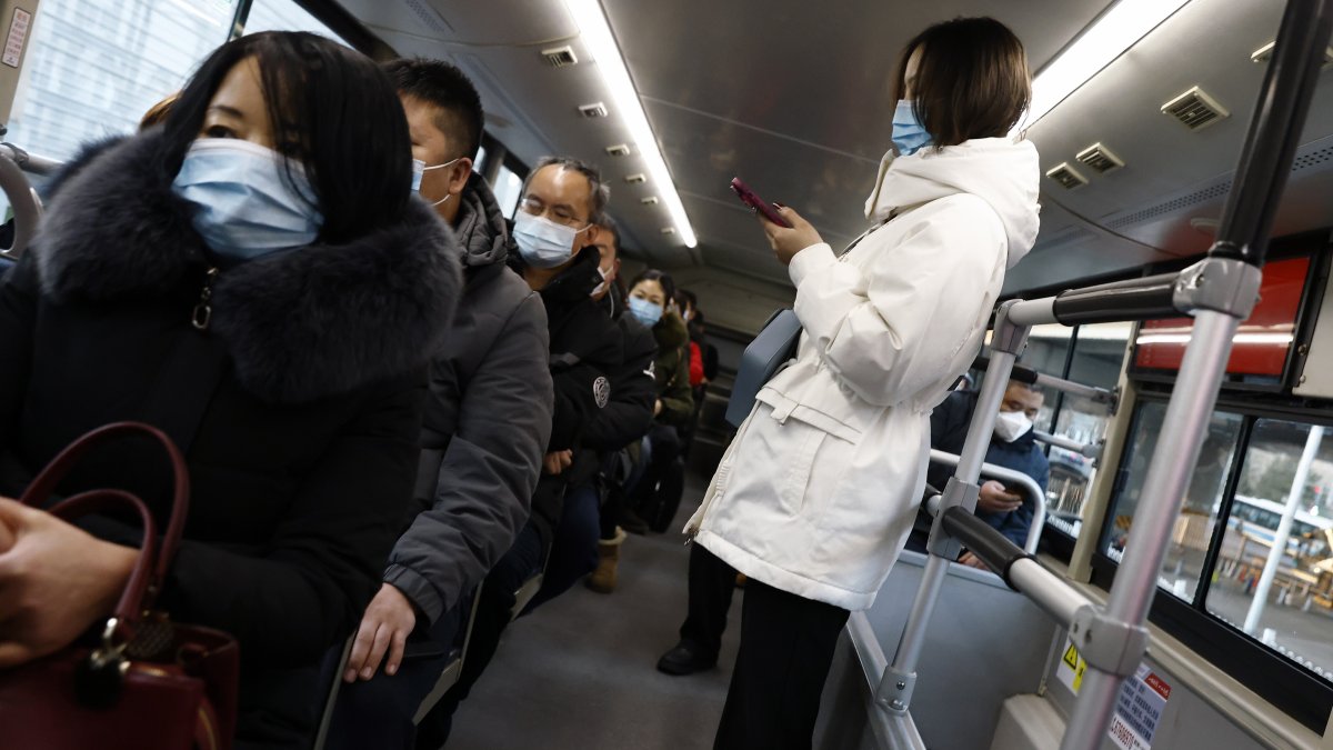 Personas con mascarilla en un autobús en Pekín, el 30 de enero de 2023. EFE/EPA/MARK R. CRISTINO
