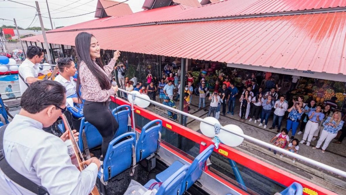 Artistas en vivo difunden temas en los géneros de albazos, pasillos, pasacalles y vals.