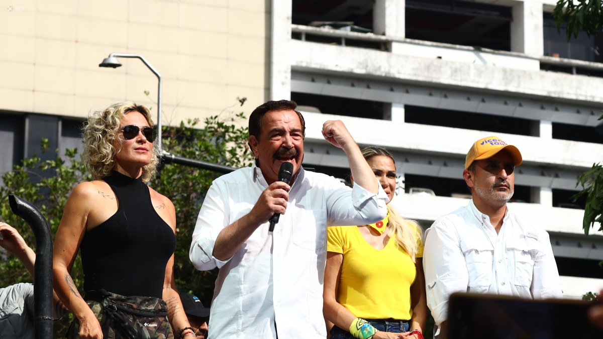 Postal. Jaime Nebot durante el cierre de campaña con Cynthia Viteri y Susana González en Guayaquil.