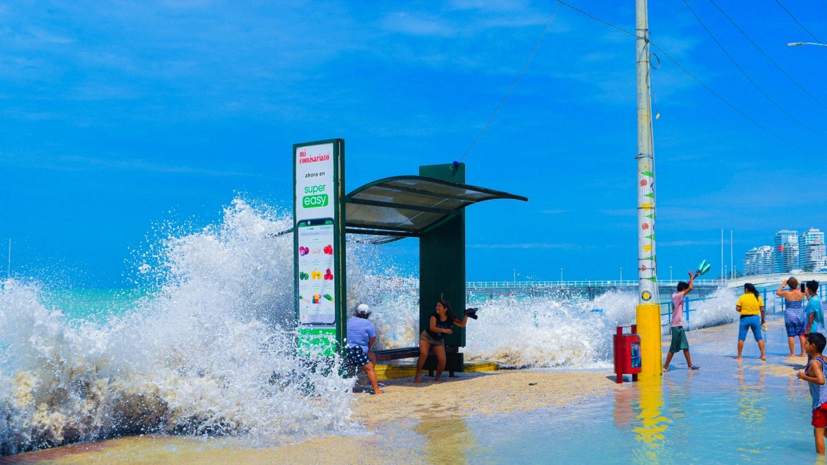 Esta vez, por alrededor de 15 días hubo oleaje y aguaje. Pero debido a que estos fenómenos son relativamente comunes, la ciudadanía cuestiona que no se hayan tomado medidas antes ni ahora.