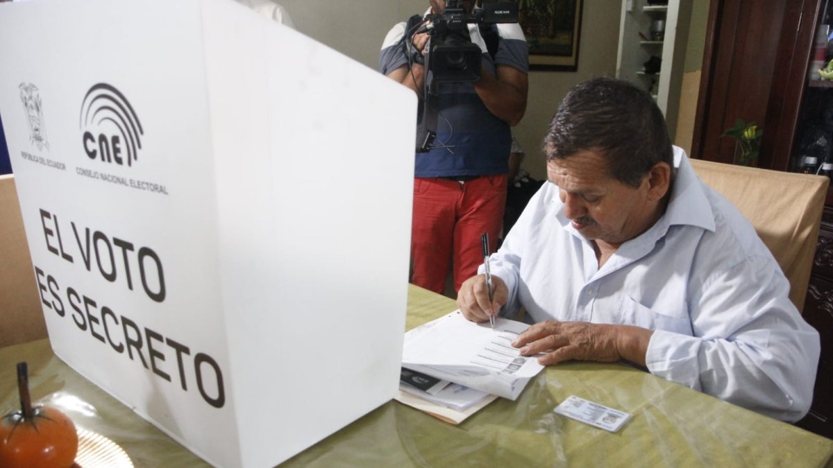 Don Bolívar Yance , quien vive en Sauces IV es el primer ciudadano en ejercer el Voto en Casa