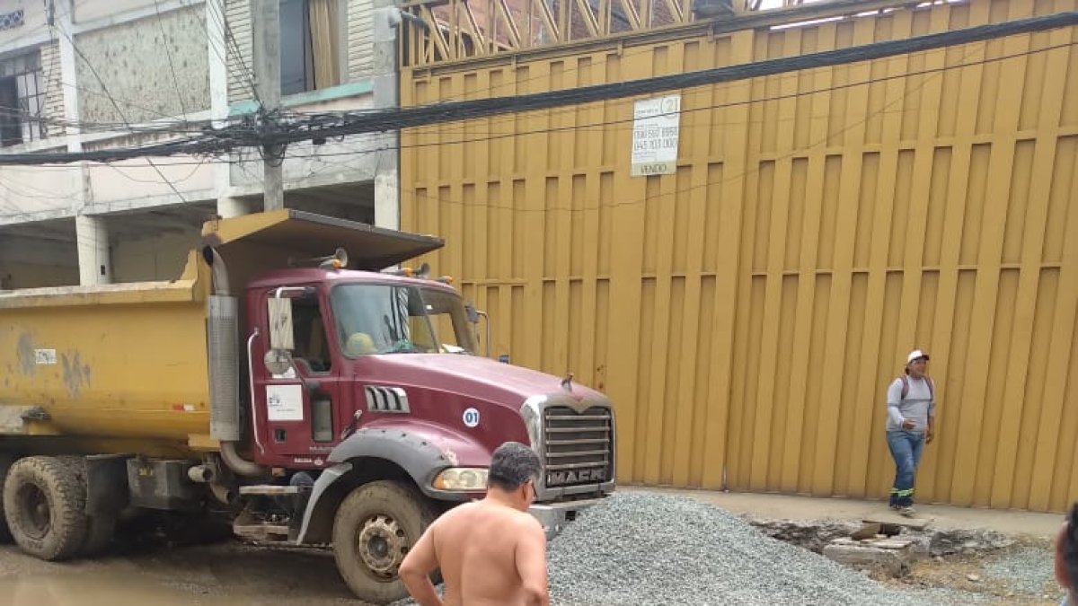 Este puente improvisado con los restos de arena en la calle 19 sirve para que los habitantes crucen de un lado al otro