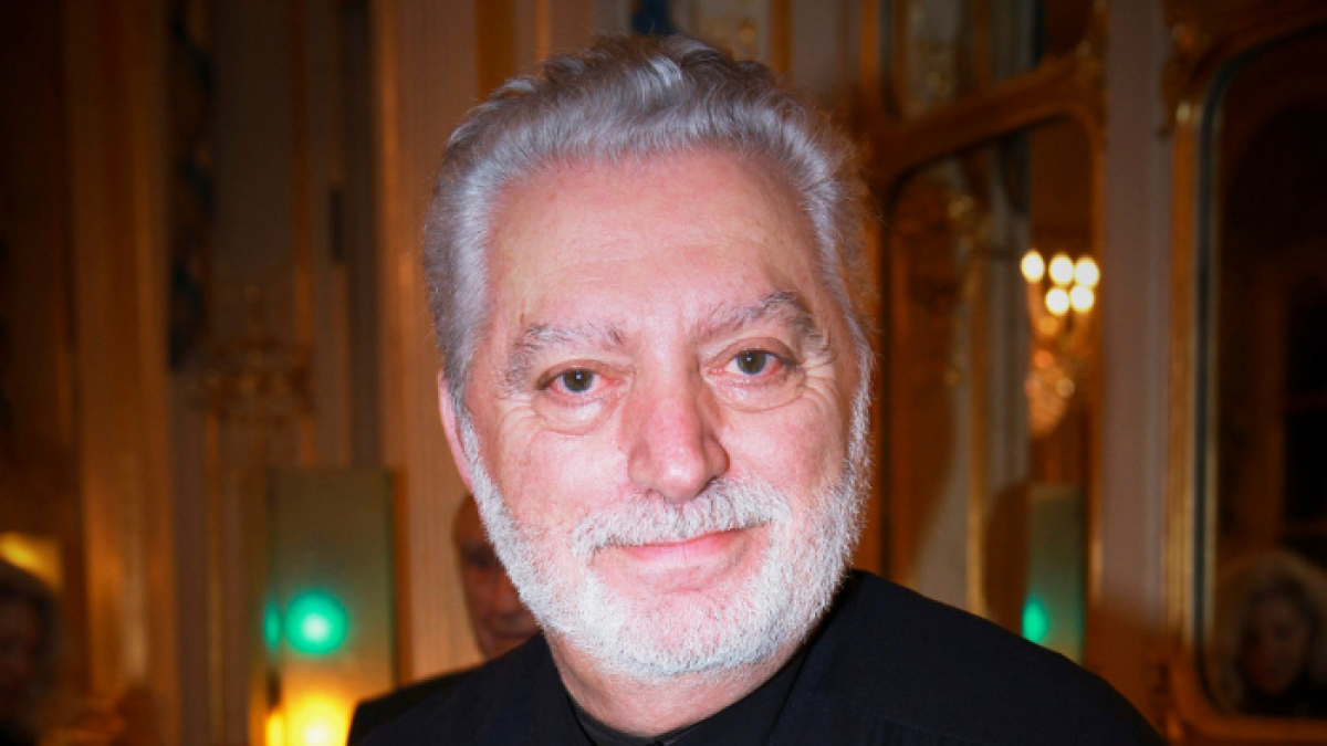 Paco Rabanne durante la entrega al modisto de la insignia de Oficial de la Orden Nacional de la Legión de Honor francesa