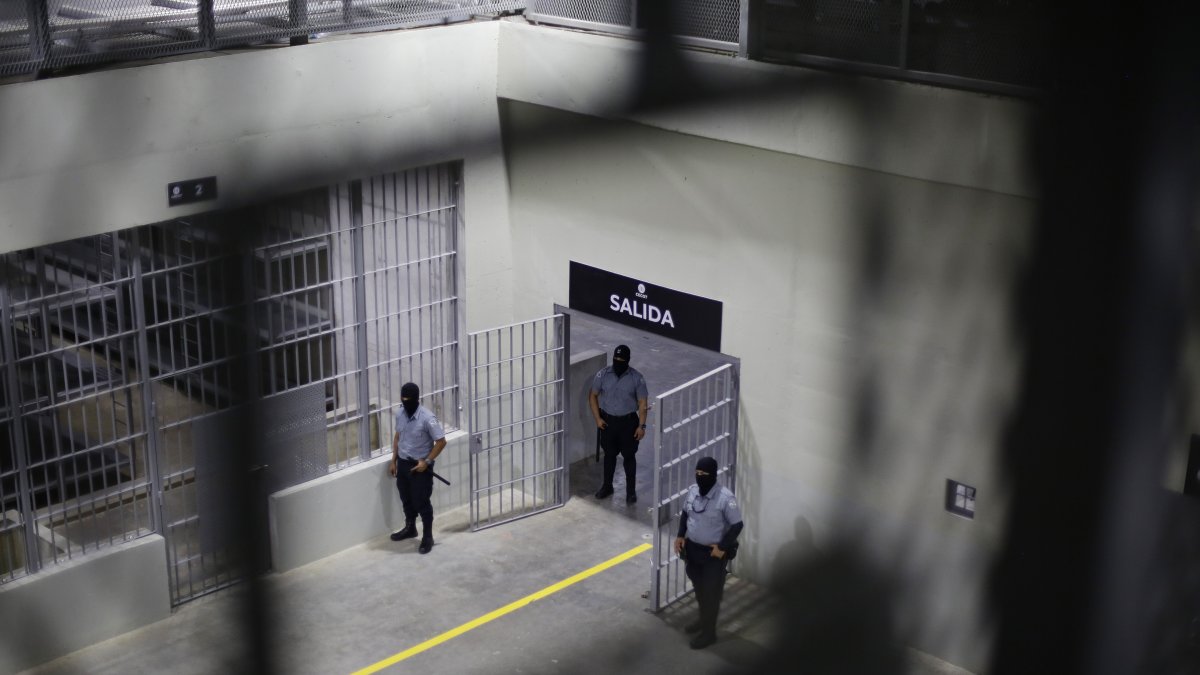 Guardias en el interior del Centro de Confinamiento del Terrorismo (CECOT)