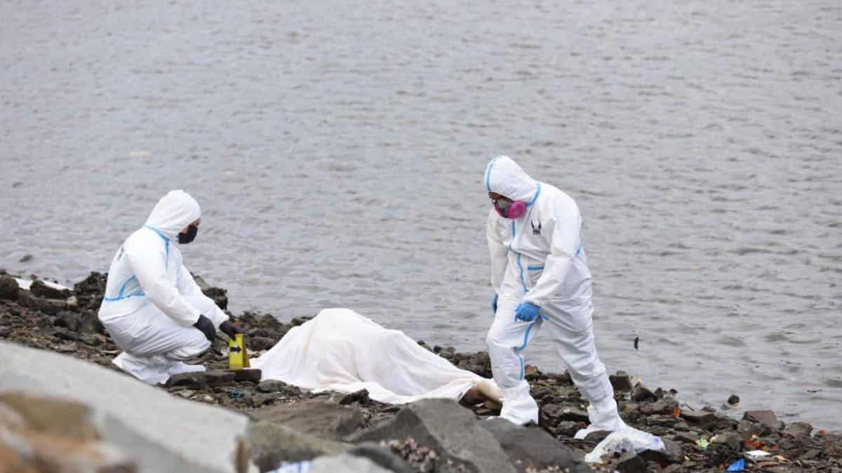 El cuerpo estaba en la orilla del estero. Moradores dicen que lo vieron flotan metros más adelante.