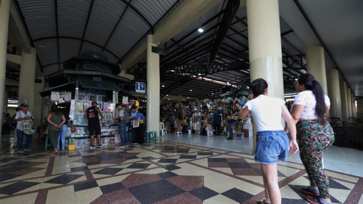 Los vendedores aseguran que andan más mosca y entre ellos se pasan la voz de cualquier actitud sospechosa, sobre todo si las personas pasan mucho tiempo en un solo punto.