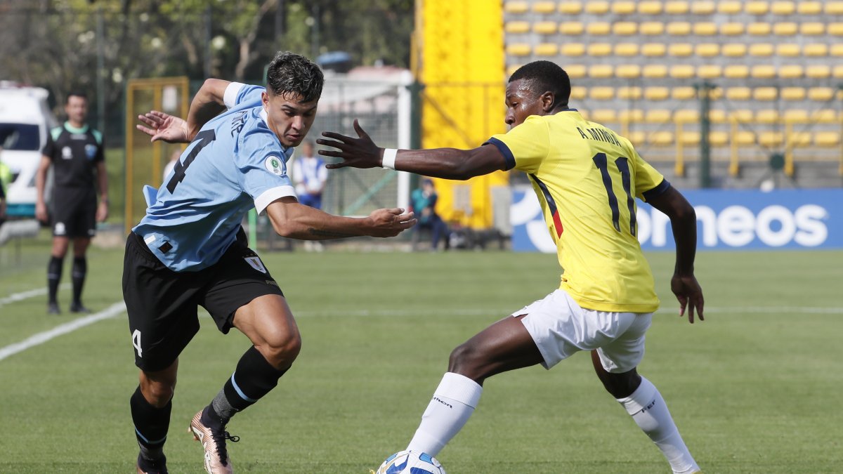 Mateo Ponte (i) de Uruguay disputa un balón con Alan Minda de Ecuador hoy, en un partido de la fase final del Campeonato Sudamericano Sub'20 entre las selecciones de Uruguay y Ecuador en el estadio de Techo en Bogotá (Colombia).