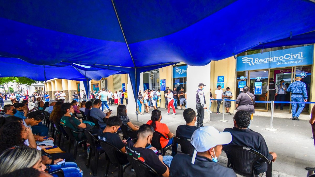 Decenas de personas esperan en las afueras del Registro Civil