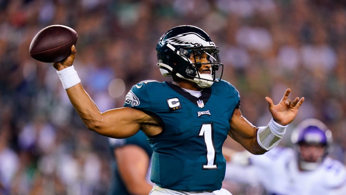 Jalen Hurts, de los Eagles, buscará el Super Bowl con su equipo.