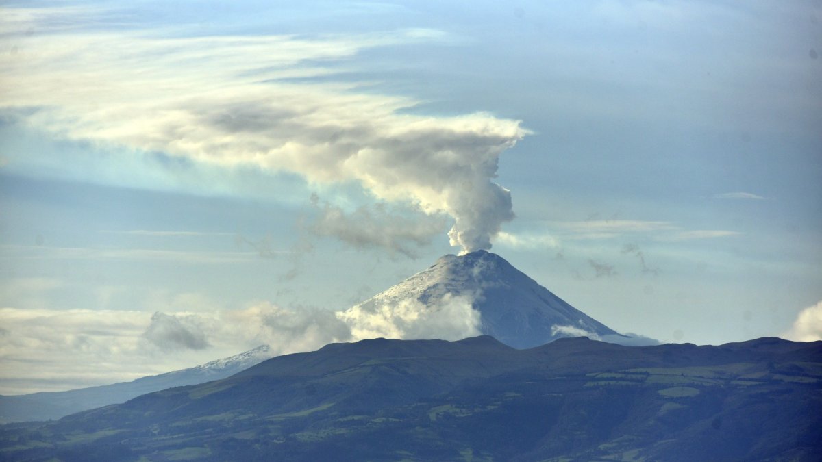 Suceso. Debido a los vientos, las nubes de ceniza tiene dirección al norte.