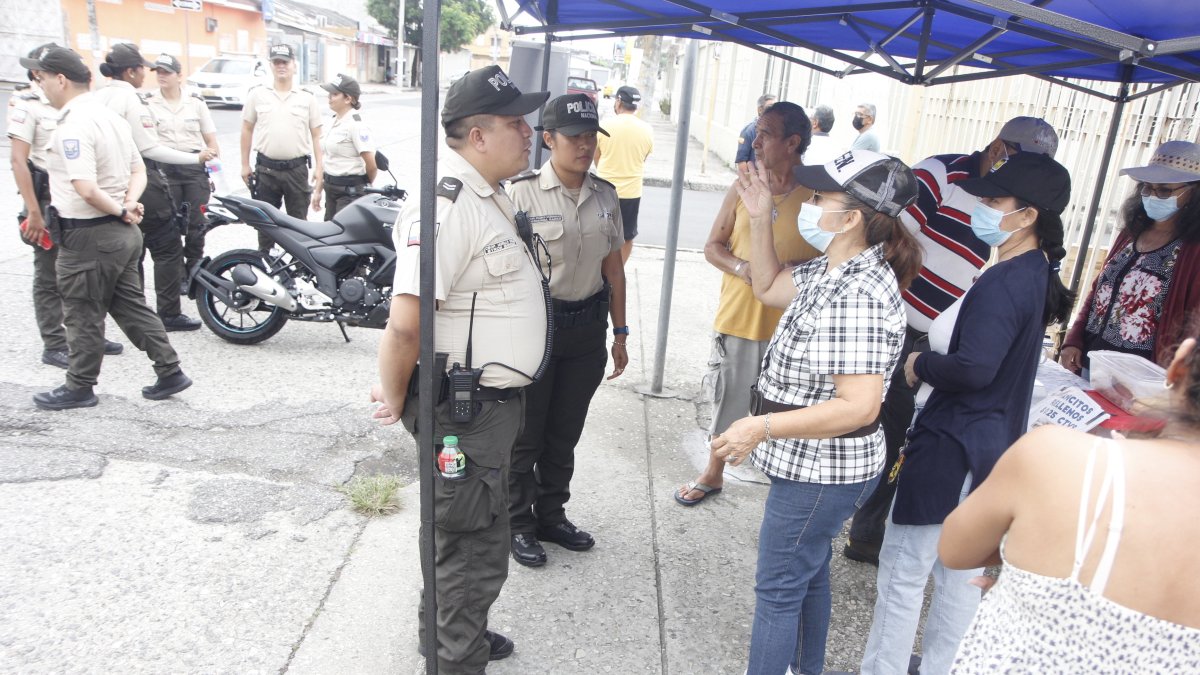 Reunión. Los moradores de la ciudadela 9 de Octubre, exigieron respuestas y soluciones a los Policías.