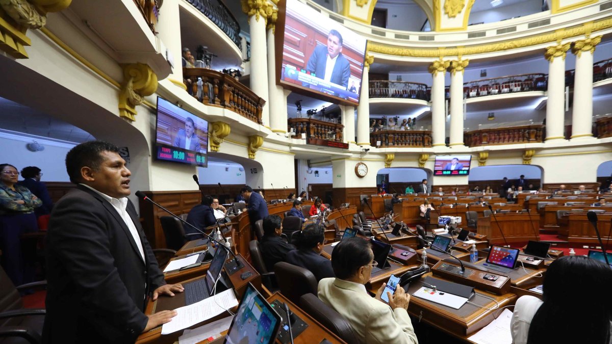 Fotografía del jueves 2 de febrero cedida  por el Congreso de Perú que muestra otra sesión del pleno que debate un proyecto de ley para adelantar elecciones  generales. /Congreso del Perú