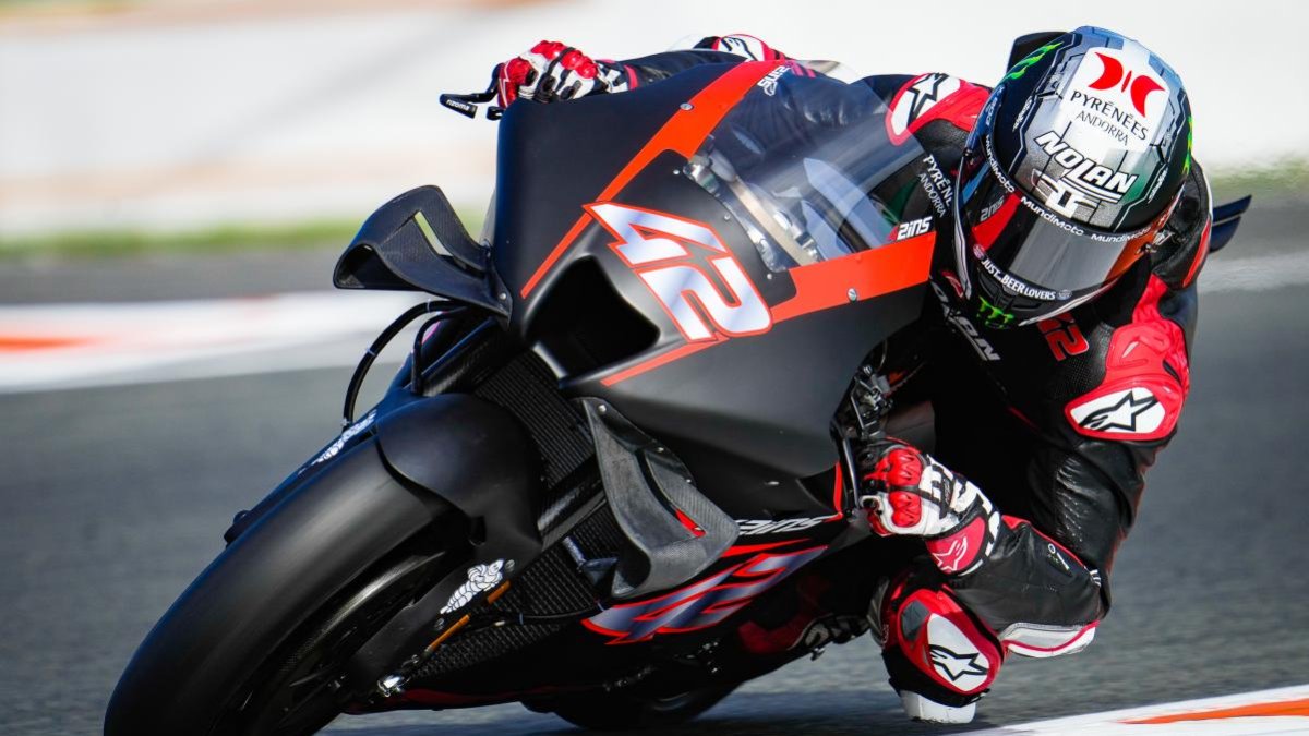 Álex Rins en los ensayos con la moto de Honda.