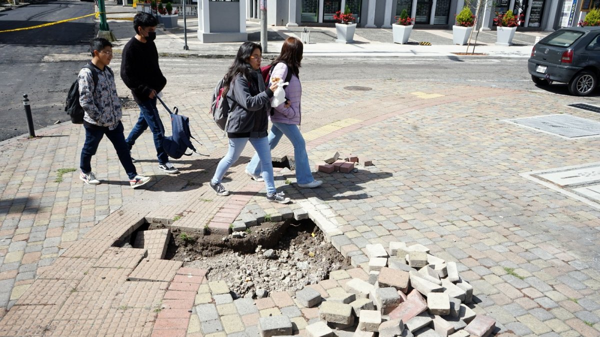Peligro. El riesgo para peatones y vehículos es latente. El ancho del boquete parecería expandirse a medida que los vehículos transitan por este sitio, en el norte de Quito.