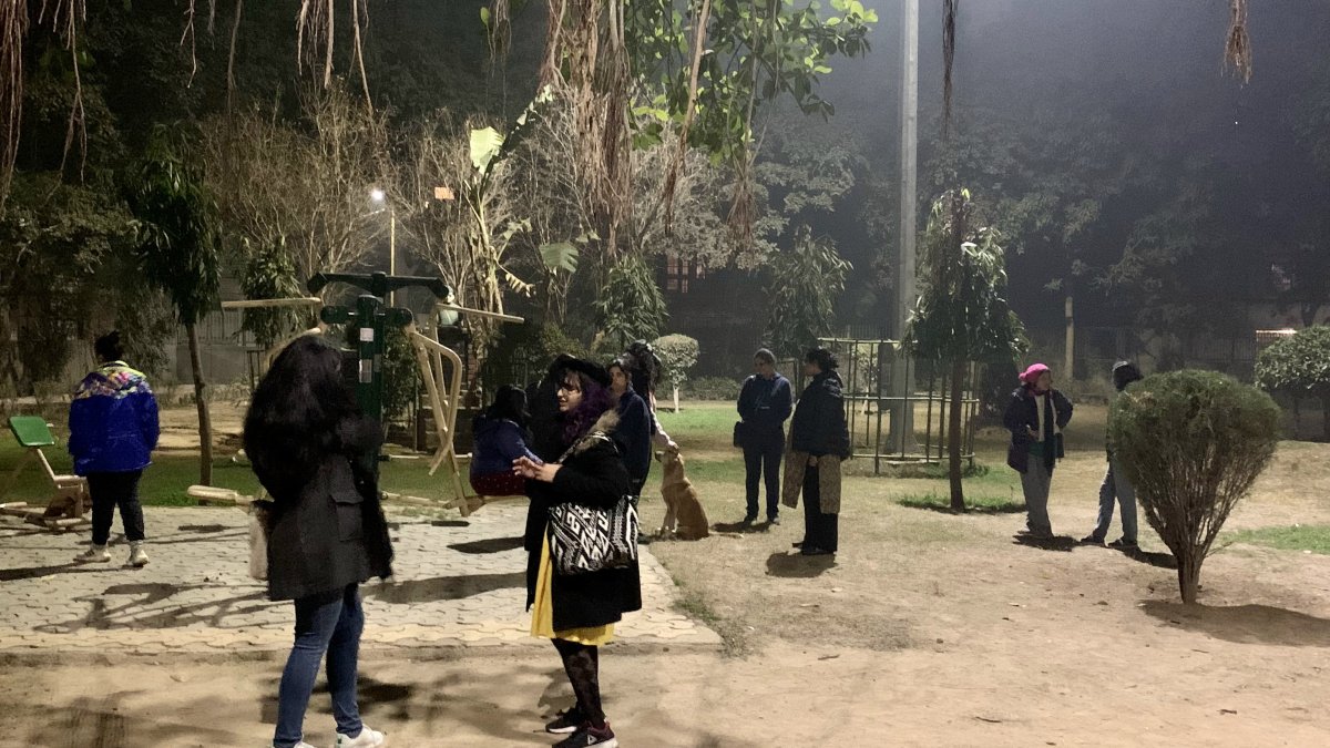 Caída la noche, una treintena de mujeres se reúne en un barrio de Nueva Delhi para hacer algo que no se atreverían solas: pasear. 