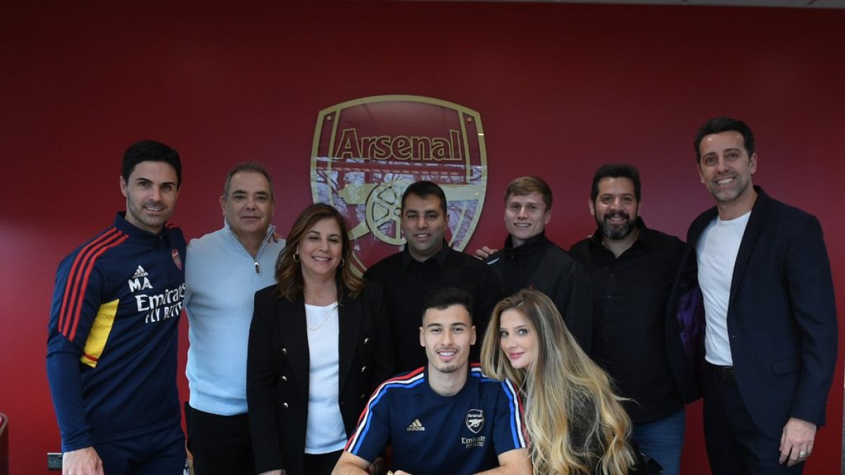 Gabriel Martinelli con allegados y amigos tras su renovación con el Arsenal.