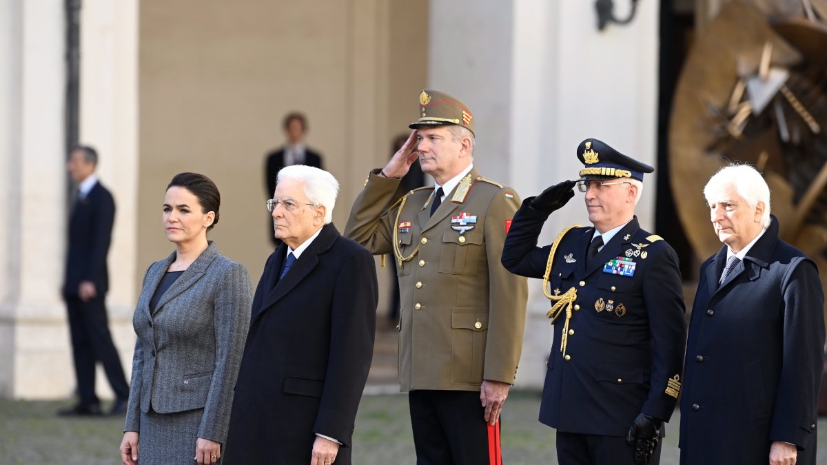 Archivo. El presidente italiano, Sergio Mattarella (2-I), y la presidenta húngara, Katalin Novak (I), en el Palacio del Quirinale en Roma. 