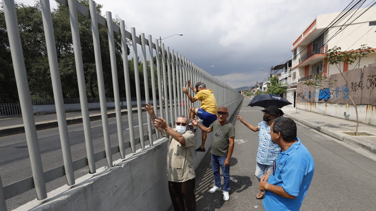 . Muro. Ahora los antisociales trepan los barrotes o simplemente ingresan en motocicletas u otros vehículos por las diferentes entradas que hay en la ciudadela, mencionan los residentes.