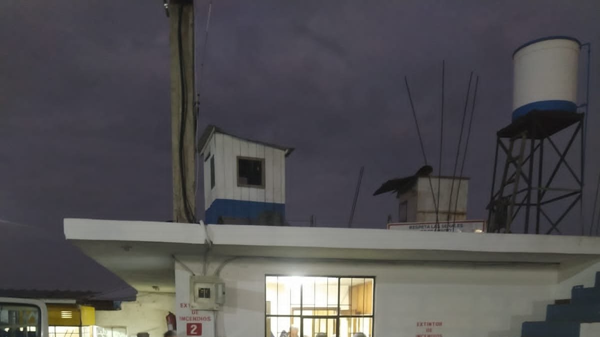 Ambato. Elementos policiales recogen evidencia tras asalto.