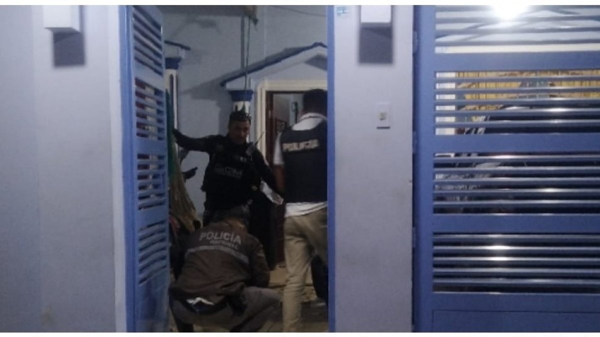 Quevedo. La policía revisa el lugar donde dejaron panfletos.