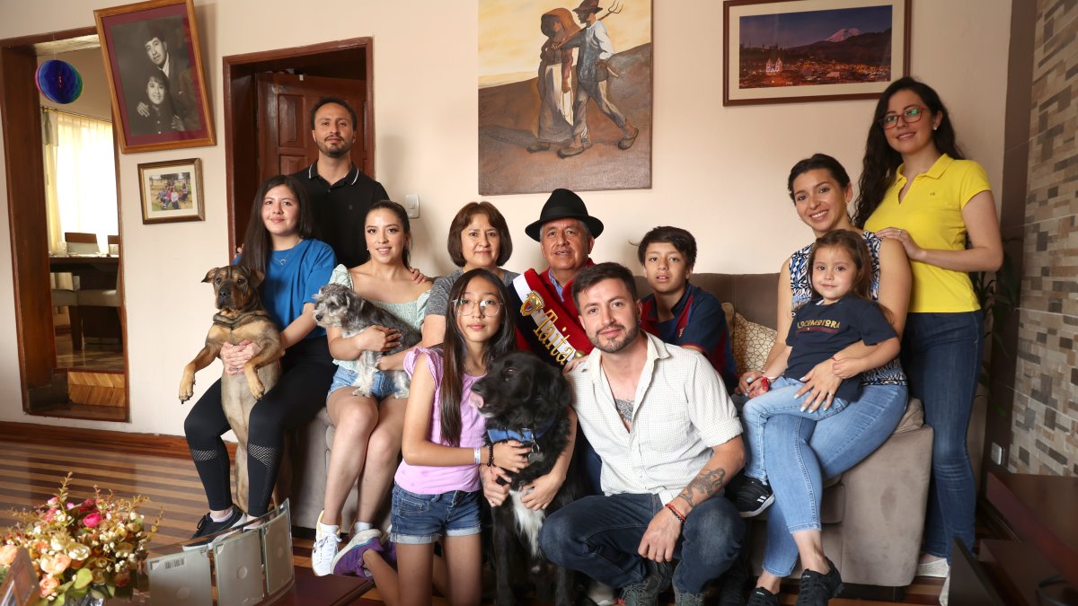 Guaranda. Carlos Dávila Ruiz, vestido de Taita, posa junto a su familia. Se alista para presidir los festejos del carnaval en su ciudad natal.